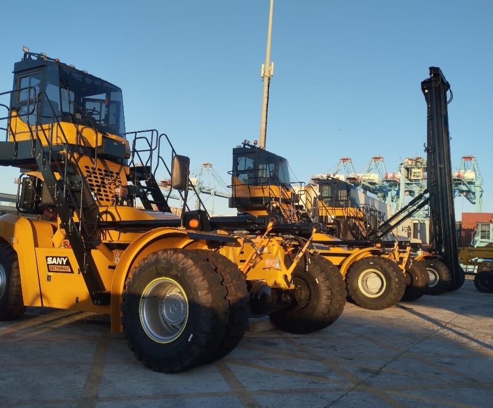 Reach stacker